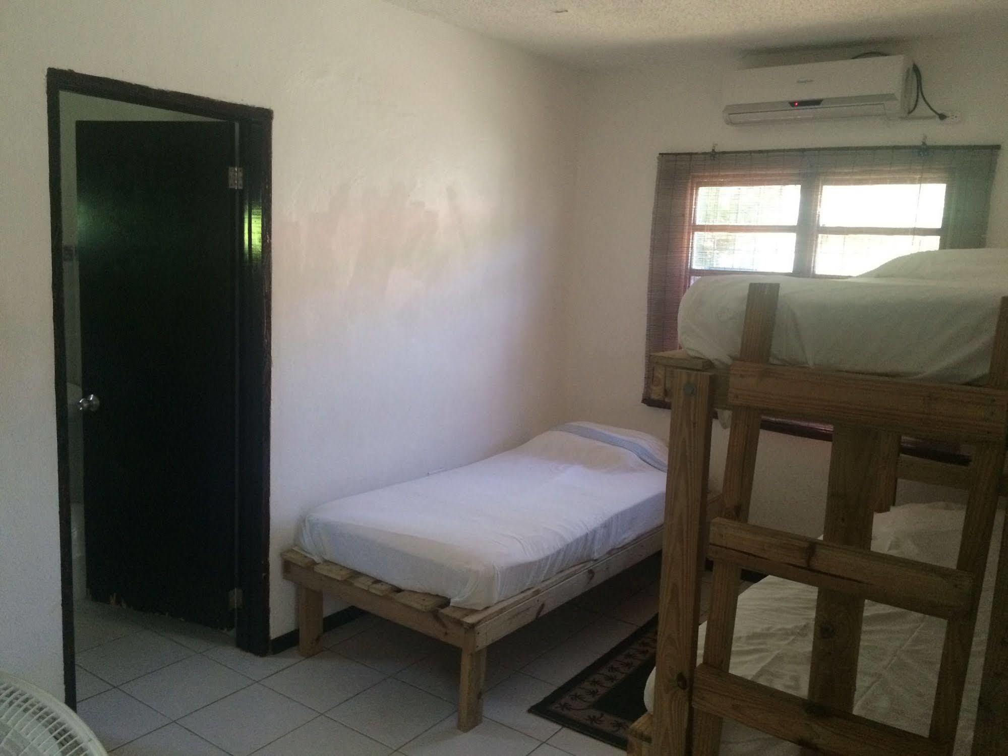 Vicky'S Keys Hostel Upper Princeʼs Quarter Buitenkant foto